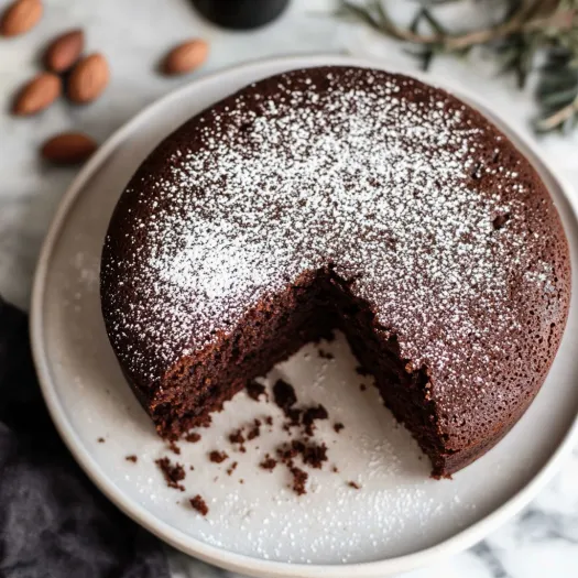 Uma fatia de bolo de chocolate com cobertura branca.