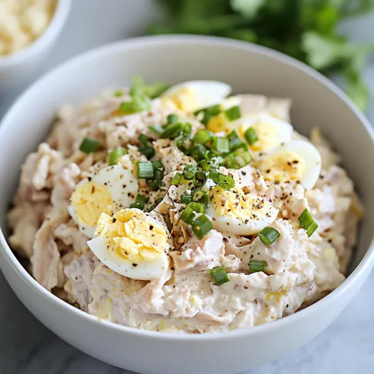 Tigela com salada de atum, ovo e vegetais.