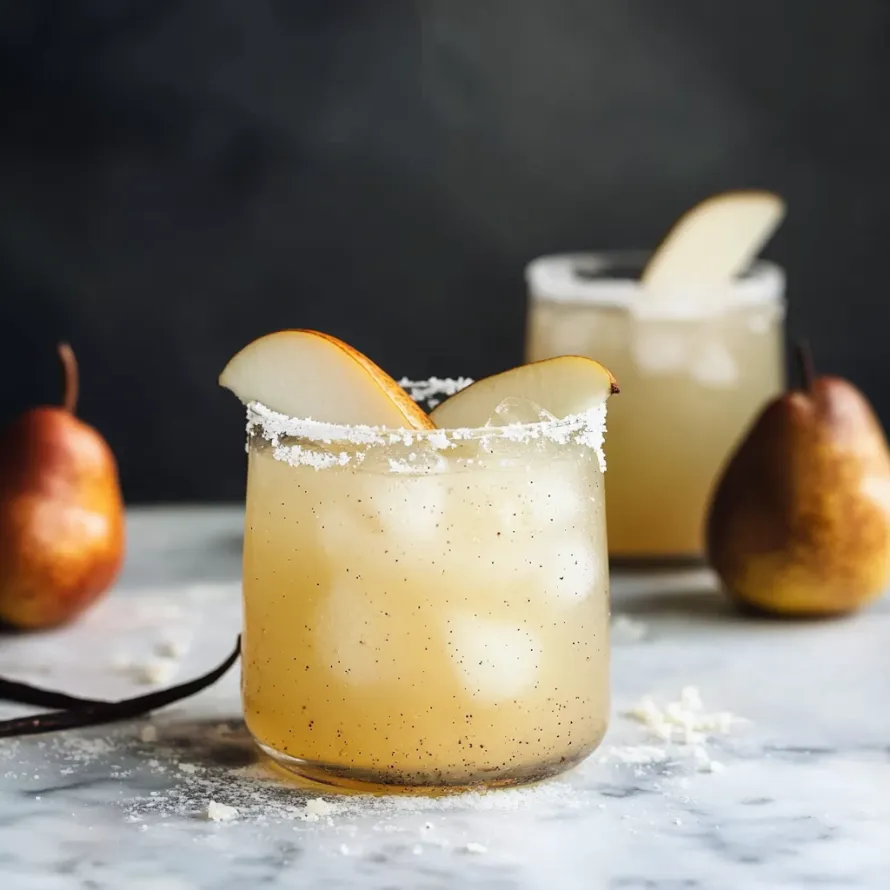 Um copo de gin com uma fatia de pêra por cima.