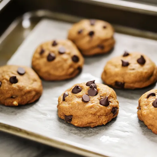 Tabuleiro de biscoitos com pepitas de chocolate.