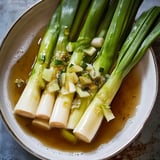 Uma tigela de vegetais verdes.