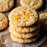 Uma pilha de biscoitos sobre uma mesa.