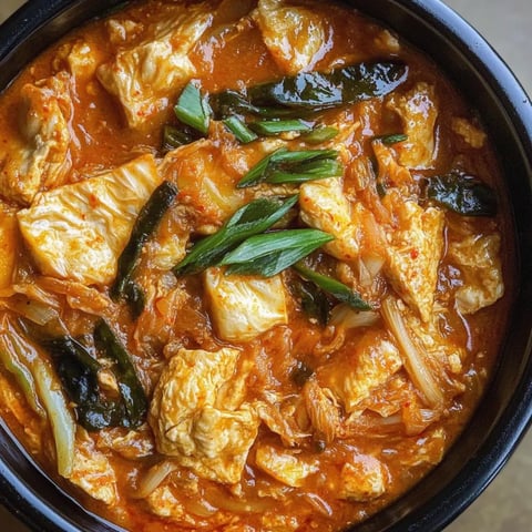 Uma tigela de comida com um vegetal verde por cima.