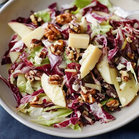 Tigela cheia de salada com nozes e maçãs.